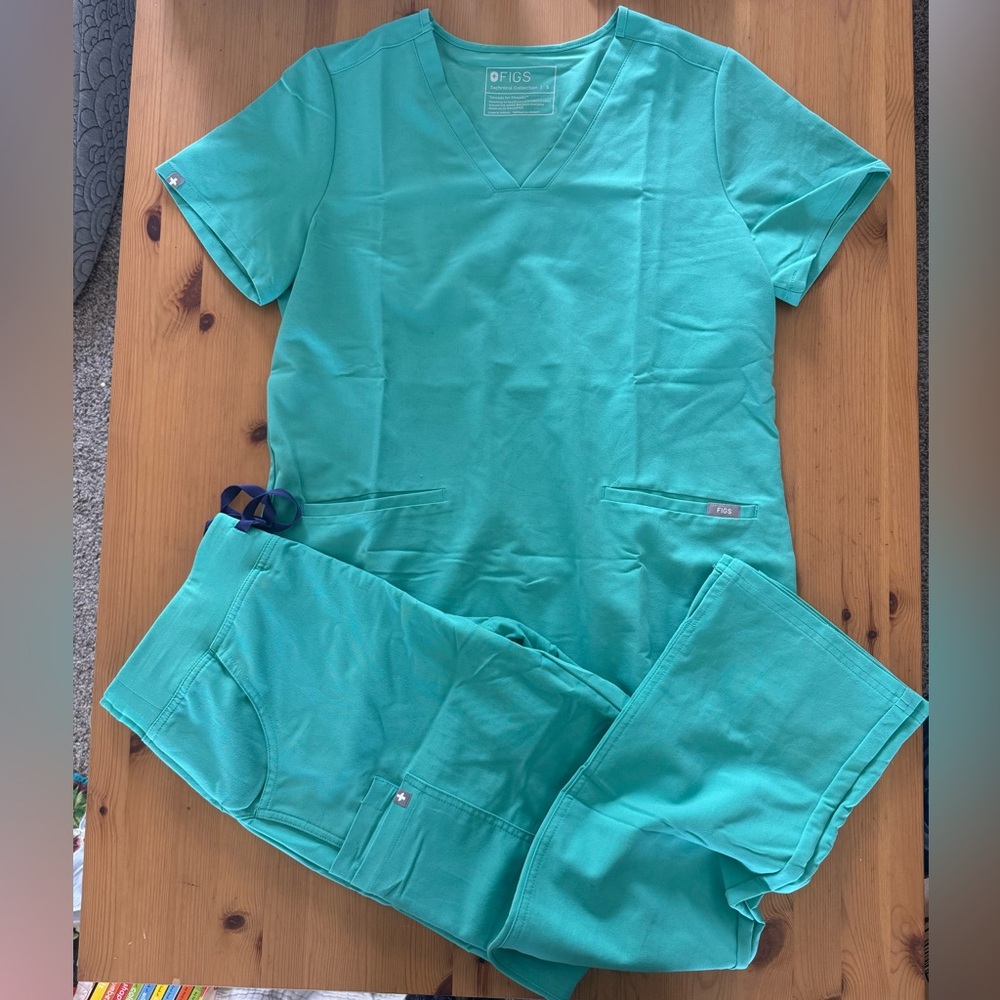 FIGS Women’s scrub set Surgical Green Casma, Three Pocket Top, Kade Cargo Small